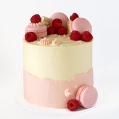Macaron & Berry Cake